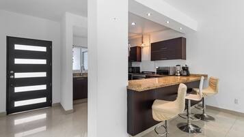 Een koelkast, een magnetron, een oven, een kookplaat