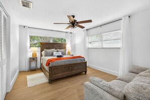 4 bedrooms, iron/ironing board, WiFi, bed sheets