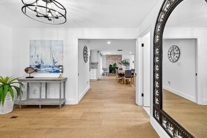 Interior - Charming 4-bedroom house with WiFi, Pool and AC in welcoming Clearwater (Clearwater)