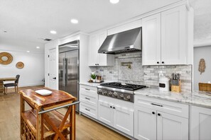 Een microgolfoven, een oven, een kookplaat, een vaatwasser