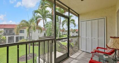 Beautiful Naples Condo 2/2, 55+ community!