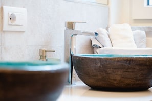 Bruser, hårtørrer, bidet, håndklæder