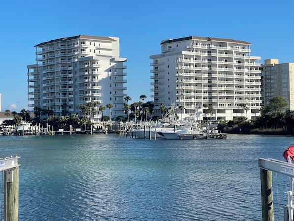 Marina - Poolside Destin Harbor access townhome with boat slip and private beach access (Destin)