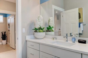 Ducha, secador de pelo y toallas