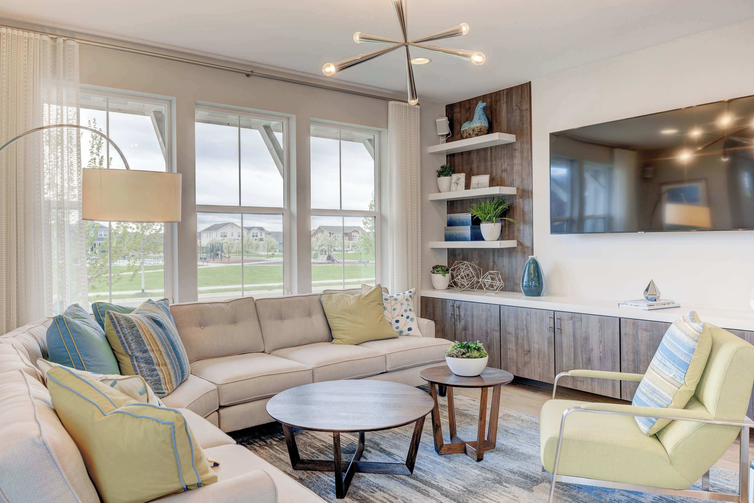 Een televisie en een kantoor