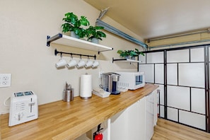 Réfrigérateur, micro-ondes, cafetière/bouilloire