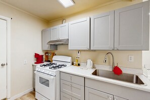 Frigorífic, forn i placa de cuina
