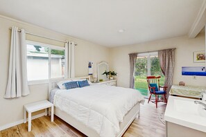 4 bedrooms, iron/ironing board, internet, bed sheets