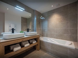 Douche, sèche-cheveux, serviettes fournies