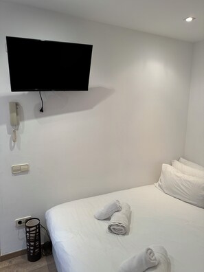 1 dormitori, planxa i posts de planxar, wifi i roba de llit