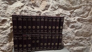 Un conjunto de libros con el título 'The National Geographic Magazine' sobre una estantería frente a una pared con textura.