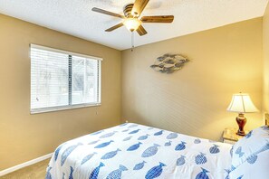 2 bedrooms, Internet, bed sheets - Waterfront Ozarks Escape! Patio & Pool Access (Osage Beach)