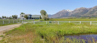 11 Mi to Heavenly Mtn Resort: Getaway w/ Mtn Views