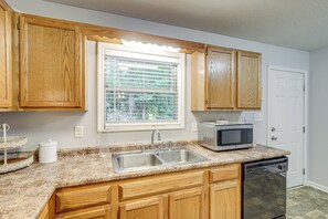 Fridge, microwave, oven, stovetop - 3 Mi to Cherokee Reservoir: ‘Blue Haven Bungalow’ (Morristown)
