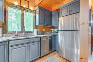 Fridge, microwave, stovetop, dishwasher