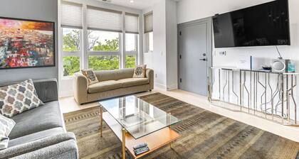 3 Mi to National Mall: Artsy DC Condo Near Metro!