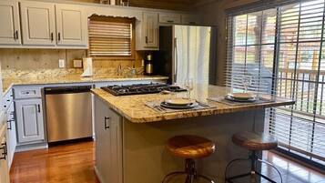 冰箱、微波炉、烤箱、炉灶