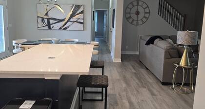 Beautifully appointed river house with private dock and 10 minutes from Beaufort