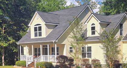 Beautifully appointed river house with private dock and 10 minutes from Beaufort