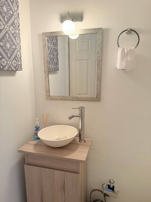 Sèche-cheveux, serviettes fournies, savon, papier toilette