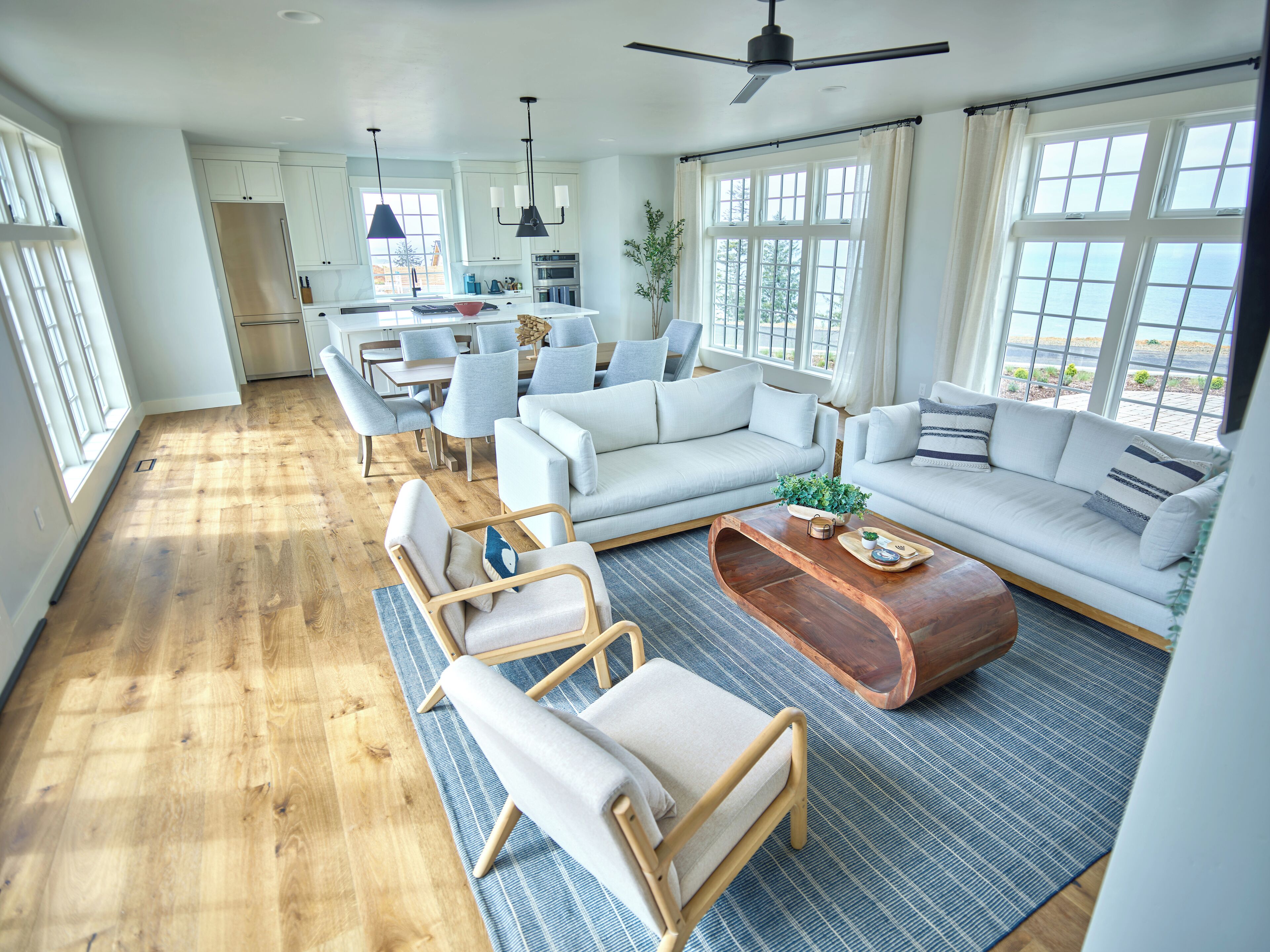 Smart TV, caminetto, libri, impianto stereo