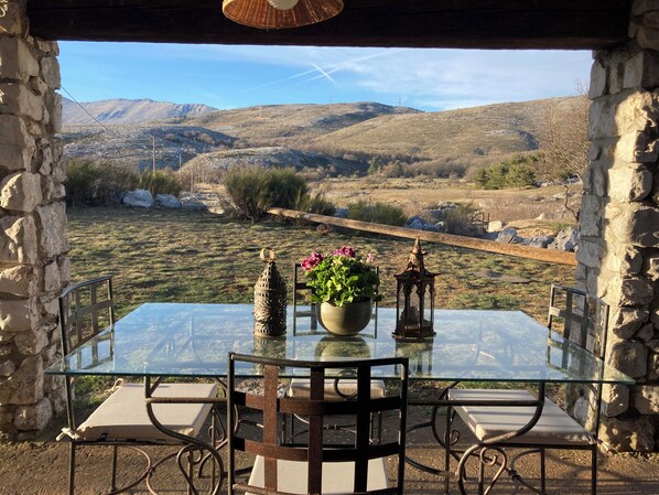 Outdoor dining - House in a listed natural site. Relaxation and connection to Nature guaranteed! (Coursegoules)
