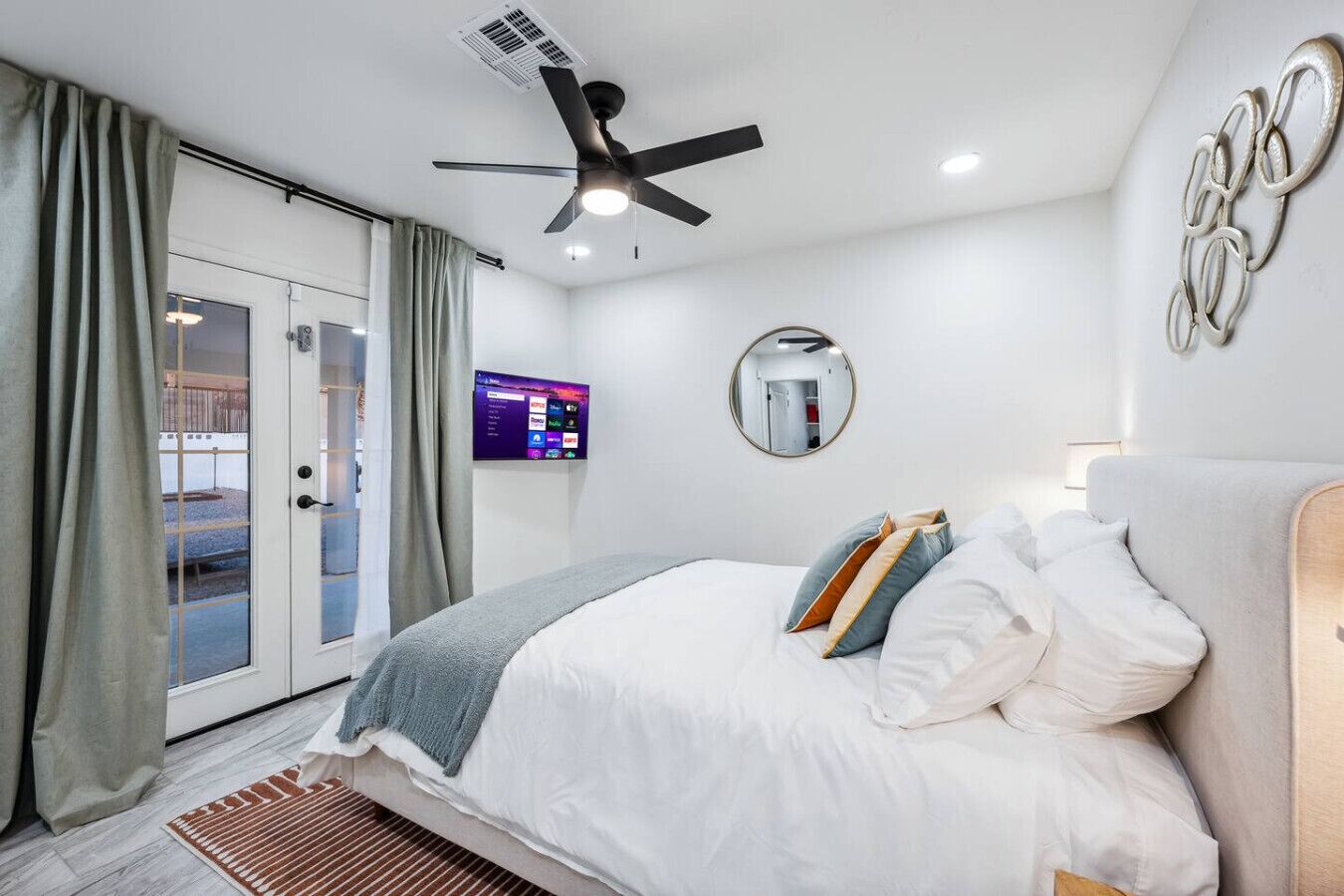 4 slaapkamers, een bureau, een strijkplank/strijkijzer, reisbedje