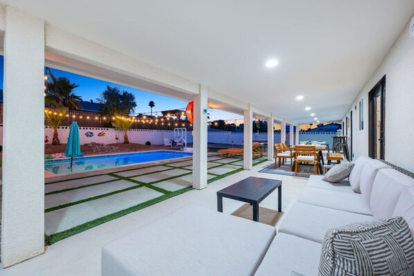 تناول الطعام بالخارج