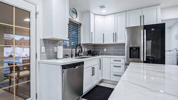 Een koelkast, een magnetron, een oven, een kookplaat