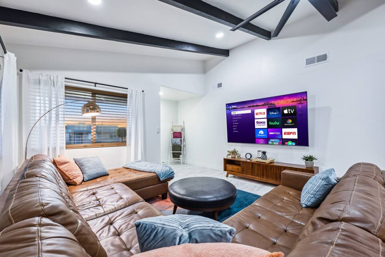 Een smart-tv en een tafeltennistafel