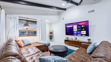 Een smart-tv en een tafeltennistafel