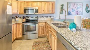 House, Multiple Beds (Blue Surf 17B) | Private kitchen | Oven, toaster