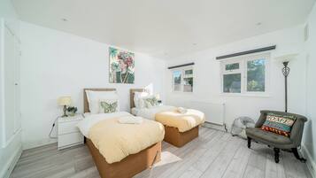 4 bedrooms, iron/ironing board, WiFi, bed sheets