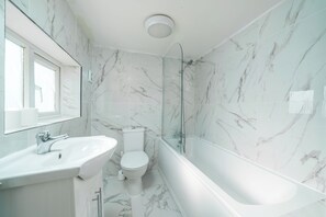 Hair dryer, towels, toilet paper - Modern Family-Friendly 4 Bedroom Apartment
-Sleeps 11 in Style (Hatfield)