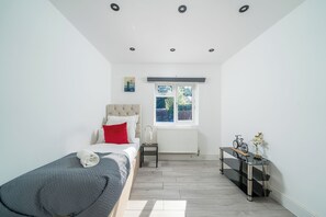 4 bedrooms, iron/ironing board, WiFi, bed sheets