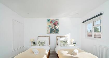 Modern Family-Friendly 4 Bedroom Apartment
-Sleeps 11 in Style