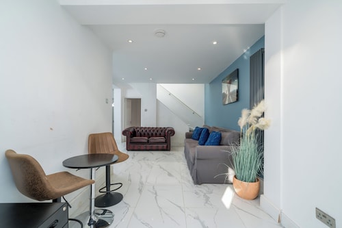 Modern Family-Friendly 4 Bedroom Apartment
-Sleeps 11 in Style