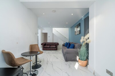 Modern Family-Friendly 4 Bedroom Apartment
-Sleeps 11 in Style