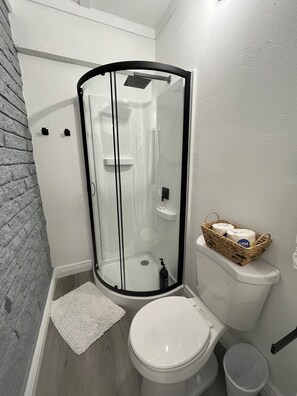 Hårtørrer, håndklæder, Sæbe, Toiletpapir