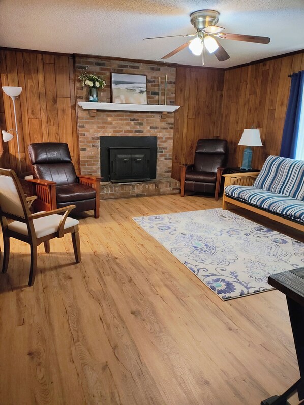 Smart TV - 3-bedroom house in awesome Corinth with WiFi, AC. No cleaning fees (Corinth)