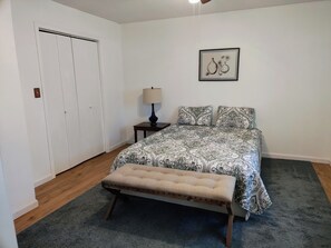 3 bedrooms, WiFi, bed sheets - 3-bedroom house in awesome Corinth with WiFi, AC. No cleaning fees (Corinth)