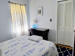 A bedroom with a bed, a desk, a chair, a lamp, and a wardrobe. - 3-bedroom house in awesome Corinth with WiFi, AC. No cleaning fees (Corinth)