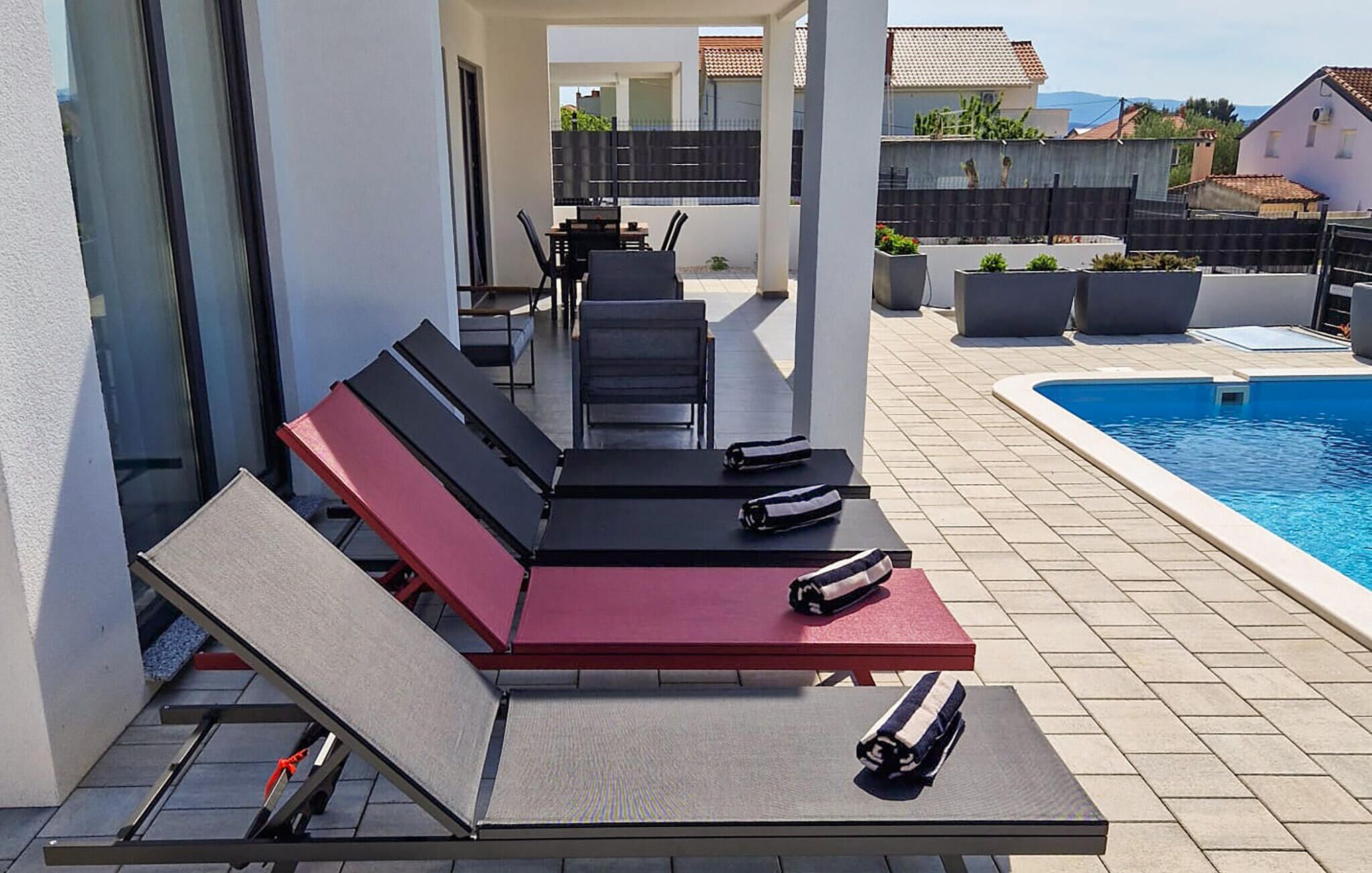 Zona de piscina con tumbonas.