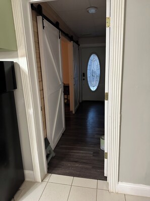 Interior - Charming 1-bedroom house in beautiful London with WiFi, AC (London)