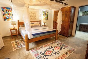 4 bedrooms, iron/ironing board, WiFi, bed sheets