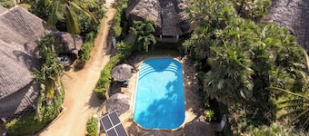 Casa Di Mia Villa, with Pool & 3 min walk to Beach.