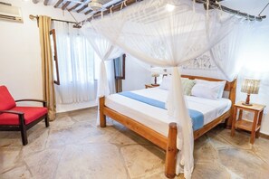 4 bedrooms, iron/ironing board, WiFi, bed sheets - Casa Di Mia Villa, with Pool & 3 min walk to Beach. (Kwale County)