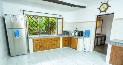 Casa Di Mia Villa, with Pool & 3 min walk to Beach.