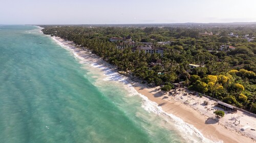 Casa Di Mia Villa, with Pool & 3 min walk to Beach.