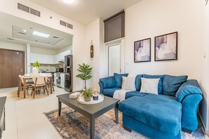 TV - Pool View 1BR with Spacious Balcony, Short Drive to Downtown, Binghatti Gateway (Dubai)